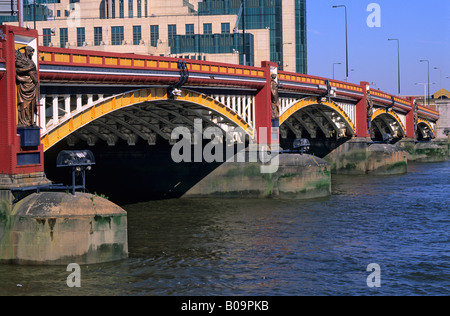 Der Vauxhall Bridge, Themse, London, England, Großbritannien Stockfoto