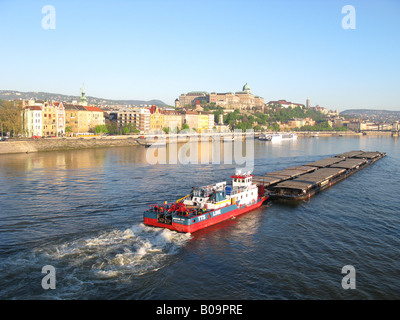 BUDAPEST, UNGARN. Dawn Blick auf der Budaseite der Stadt von der Donau, Budapest Schloss hinter. Stockfoto