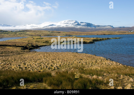 Blick auf Loch Mealt und Beinn Edra mit Schnee auf der Trotternish Halbinsel skye Stockfoto