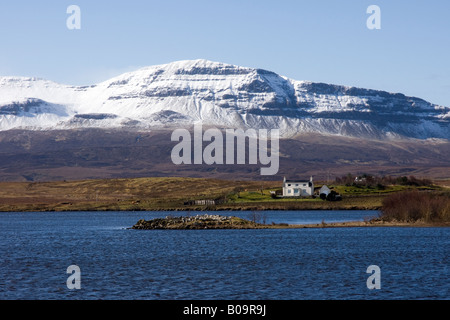 Blick über Loch Mealt mit Beinn Edra Schnee und blauer Himmel Stockfoto