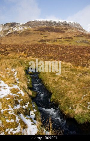 Blick vom Fluss Lealt auf die Berge auf Trotternish mit Schnee Stockfoto