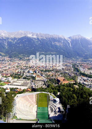 Blick vom Bergiselschanze auf Stadt und Nordkette, Österreich, Innsbruck Stockfoto