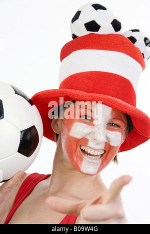 weibliche österreichische Fußball-Fan mit dem Fußball Stockfoto