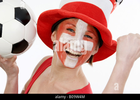 weiblichen österreichischen Fußballfan mit Steigeisen Faust Stockfoto