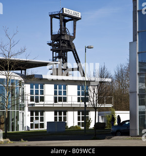 neue Business Parken und in der Hintergrund-Wicklung Turm der alten Holland mir, Bochum, Ruhrgebiet, Nordrhein-Westfalen, Deutschland Stockfoto