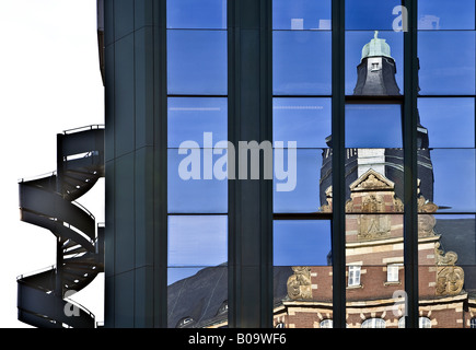 Spiegelbild der alten Post in der neuen Glasverkleidung des Citycenter, Deutschland, Nordrhein-Westfalen, Ruhrgebiet, Ge Stockfoto