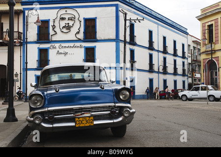 Altes Auto mit Häusern im Kolonialstil, Che Guevara, Kuba, Camagueey Stockfoto