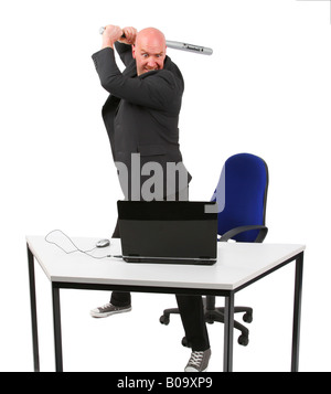 Leitung Glatzkopf mit Baseball-Schläger auf einen laptop Stockfoto