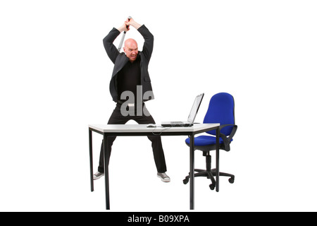 Leitung Glatzkopf mit Baseball-Schläger auf einen laptop Stockfoto