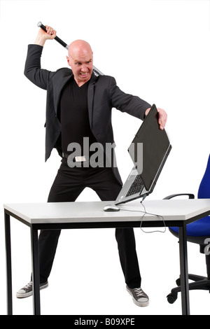 Leitung Glatzkopf mit Baseball-Schläger auf einen laptop Stockfoto