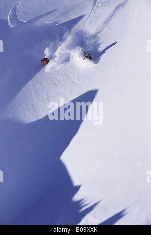 zwei Skifahrer im Tiefschnee, Frankreich, Alpen Stockfoto