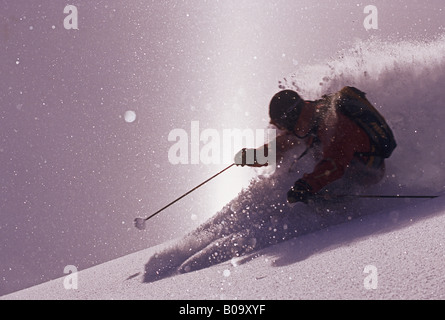 Skifahrer auf der Flucht bei Gegenlicht, Frankreich, Alpen Stockfoto
