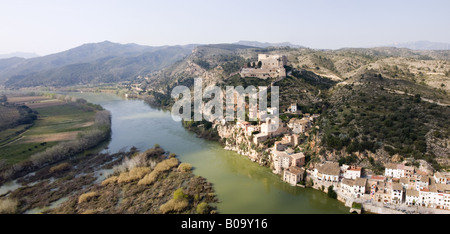 panoramische Luftaufnahme Miravet Schloss Fluss ebro Stockfoto