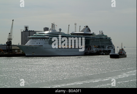 Brilliance of the Seas Kreuzfahrt Schiff neben am Terminal im Hafen von Southampton-Englands Königin Elizabeth II Stockfoto