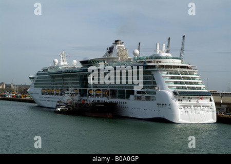 Brilliance of the Seas Kreuzfahrt Schiff neben am Terminal im Hafen von Southampton-Englands Königin Elizabeth II Stockfoto