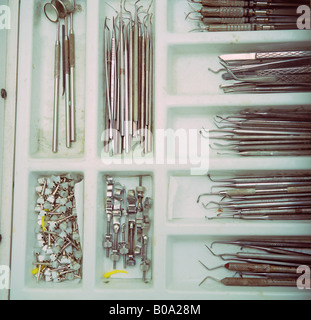 Ein Unentschieden voller Instrumente und Hilfsmittel vom NHS Zahnarzt Stockfoto