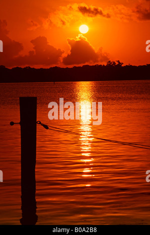 Sonnenaufgang am Boca Ceiga Bay in der Nähe von Madeira Beach Florida Stockfoto