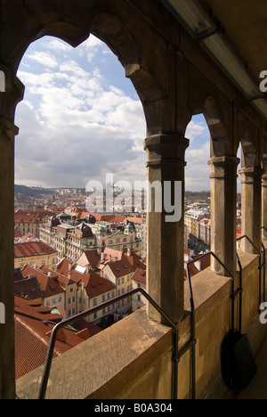 Vertikale Antenne Weitwinkel über Prag in Richtung Hradschin und die prominenten Türme der St. Vitus Kathedrale in Prag Burg. Stockfoto