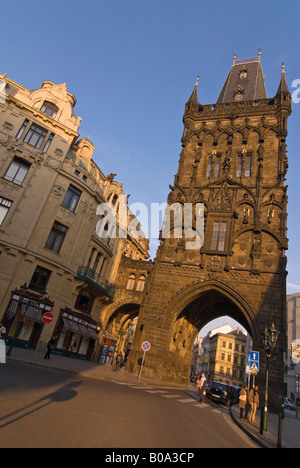 Vertikale Weitwinkel des spektakulären gotischen Tor Pulverturm "Prašná Brána" gegen ein strahlend blauer Himmel. Stockfoto