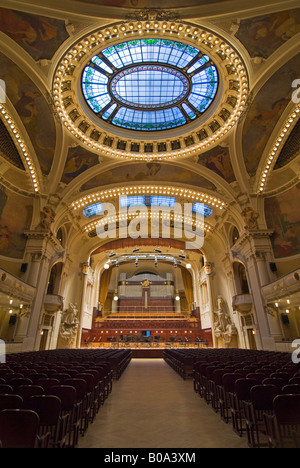 Vertikale Weitwinkel des Zuschauerraumes in das Gemeindehaus "Obecní Dům" leer. Stockfoto