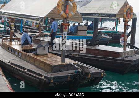 Dubai, Vereinigte Arabische Emirate (VAE). Abras, Wassertaxis, wartende Passagiere über den Dubai Creek zu nehmen Stockfoto