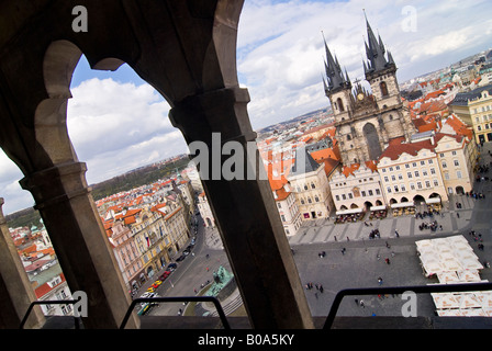 Horizontale Antenne Weitwinkel der Liebfrauenkirche vor Tyn Tyn-Kirche und dem Altstädter Ring an einem sonnigen Tag. Stockfoto