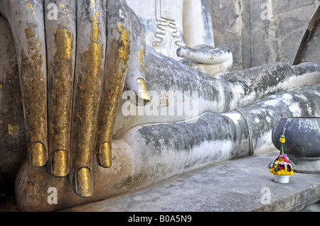 Buddhastatue, Phra Achana am Wat Si Chum, historischen Park Sukhothai, Thailand, Sukhothai Bhumispara-Mudra: Buddha Gautama Im Au Stockfoto