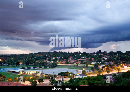 Ein Gewitters Beleuchtung den Himmel während sintflutartigen Regen fällt über wohnen im Stadtteil Wembley in Perth, Western Australia Stockfoto