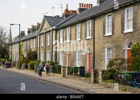 Reihe von Reihenhaus entlang New Square, Cambridge. Stockfoto