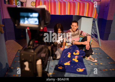 Die Stunde vor dem Schlafengehen auf CBeebies presented by Stammgäste Chris Jarvis und Pui Fan Lee Stockfoto