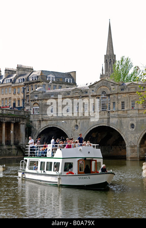 ein Freizeit-Boot mit Touristen am Fluss Avon in Bath, england Stockfoto