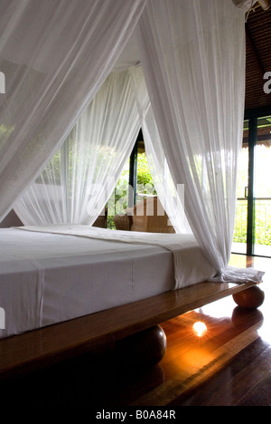 Ein romantisches Schlafzimmer mit Himmelbett an der Cockatoo Hill Retreat Boutique Hotel Daintree Rainforest Queensland Australia Stockfoto