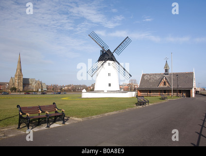 Die Windmühle und alte Rettungsstation auf Lytham Green, The Promenade, Lytham, Lancashire, England Stockfoto