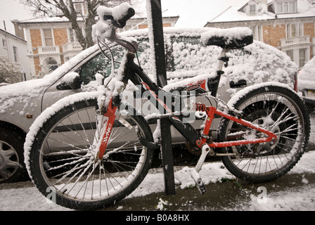 Fahrrad Straße Schnee bedeckten geparkten Stockfoto