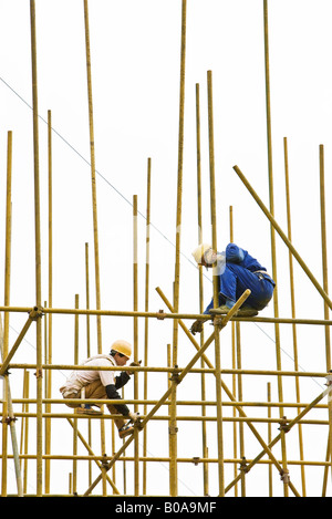 Zwei Bauarbeiter setzen zusammen Gerüstbau Stockfoto