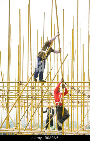 Arbeitnehmer, die Montage von Metallgerüsten auf Baustelle Stockfoto