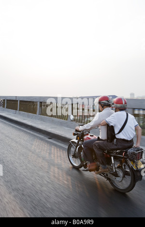 Zwei Pendler mit Motorrad zusammen Stockfoto