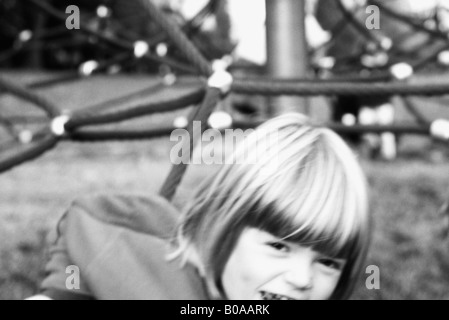 Kleine Mädchen spielen am Spielplatz, lächelnd in die Kamera, beschnitten Stockfoto