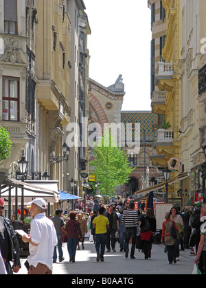 BUDAPEST, UNGARN. Vaci Utca, mit der Nagycsarnok (große Markthalle) am Ende der Straße. Stockfoto