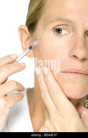 Frau empfangen Botox-Injektion, beschnitten Ansicht Stockfoto