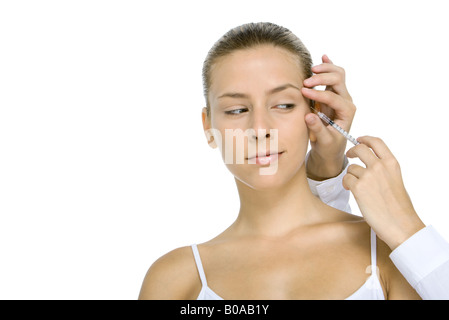 Frau empfangen Botox-Injektion, Blick in die Spritze Stockfoto