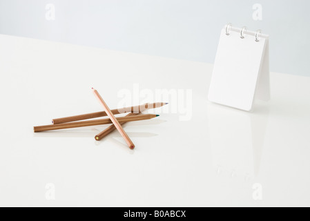 Buntstifte und leeren notebook Stockfoto