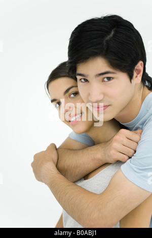 Junges Paar in die Kamera Lächeln, umarmen, portrait Stockfoto