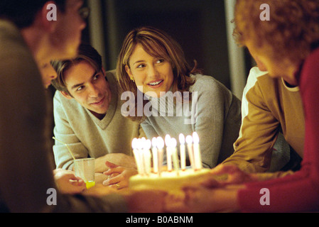 Junge Erwachsene Freunde feiern Geburtstag Stockfoto