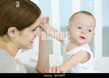 Mutter halten Babys Hände, close-up Stockfoto