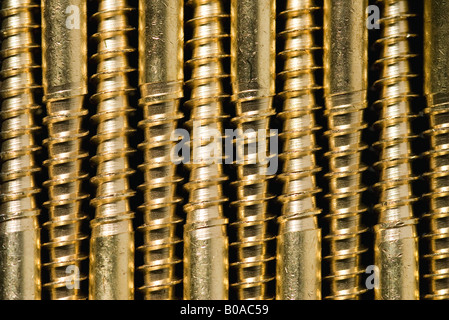 Schrauben aufgereiht, extreme Nahaufnahme Stockfoto