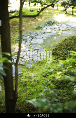 Zen-Stein Weg im japanischen Garten von nassen Sommertag Stockfoto
