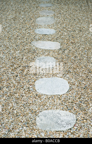 Trittsteine im Kies Stockfoto