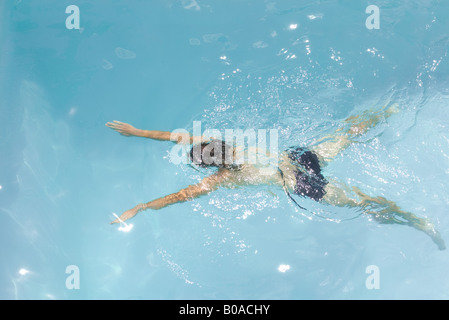 Mann, Schwimmen im Pool, Rückansicht, hoher Winkel Stockfoto