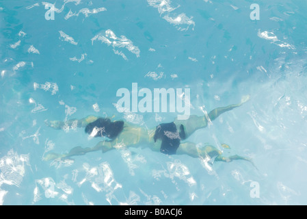 Mann unter Wasser schwimmen im Pool, erhöhte Ansicht Stockfoto